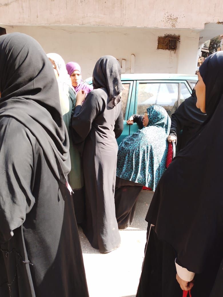 سيدة مسنة تجلس على كرسي في انتظار دورها بانتخابات النواب