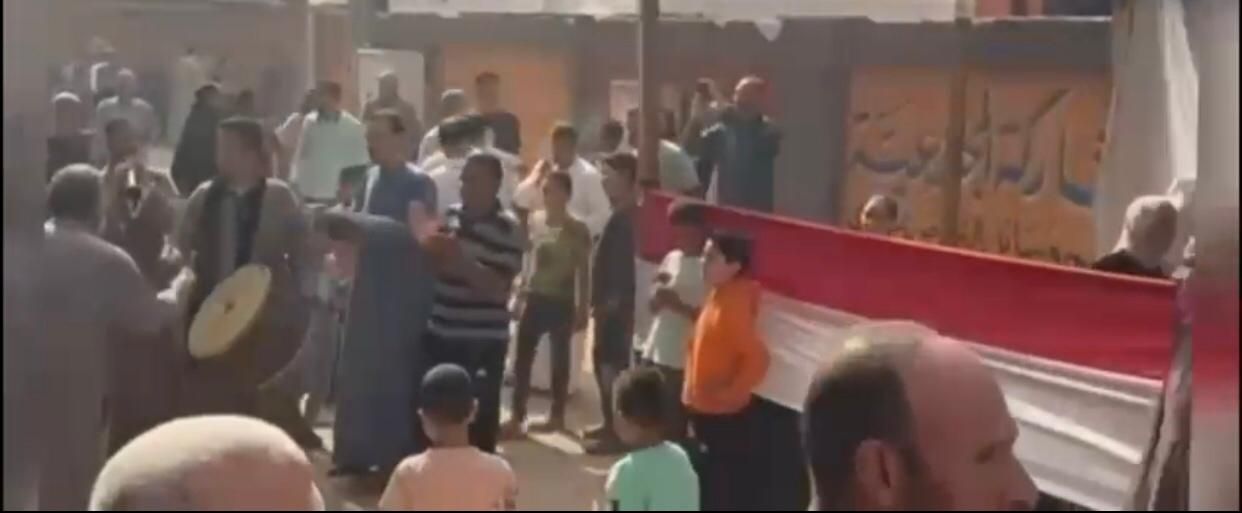 الطبل والمزمار يزينان مشهد التصويت في منشأة القناطر (2)