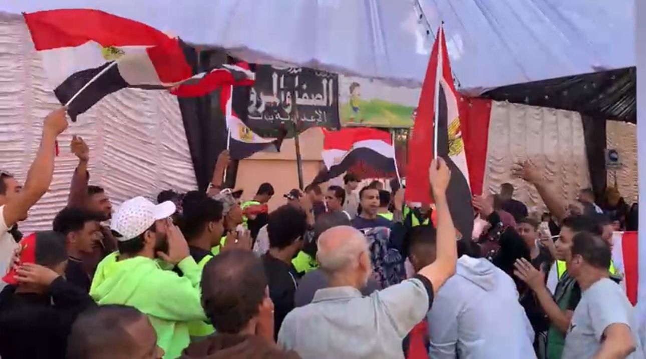 الناخبين أمام اللجنة للإدلاء بأصواتهم في انتخابات مجلس النواب (2)