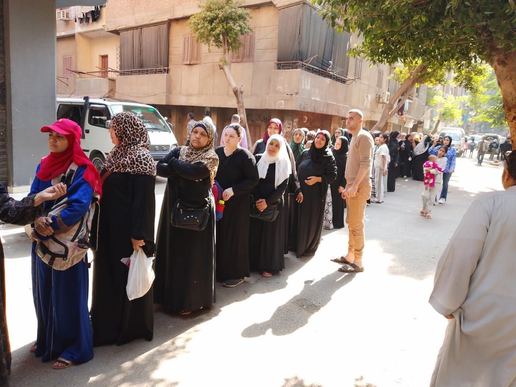 طابور طويل أمام لجنة فرعية في الوراق بانتخابات مجلس النواب