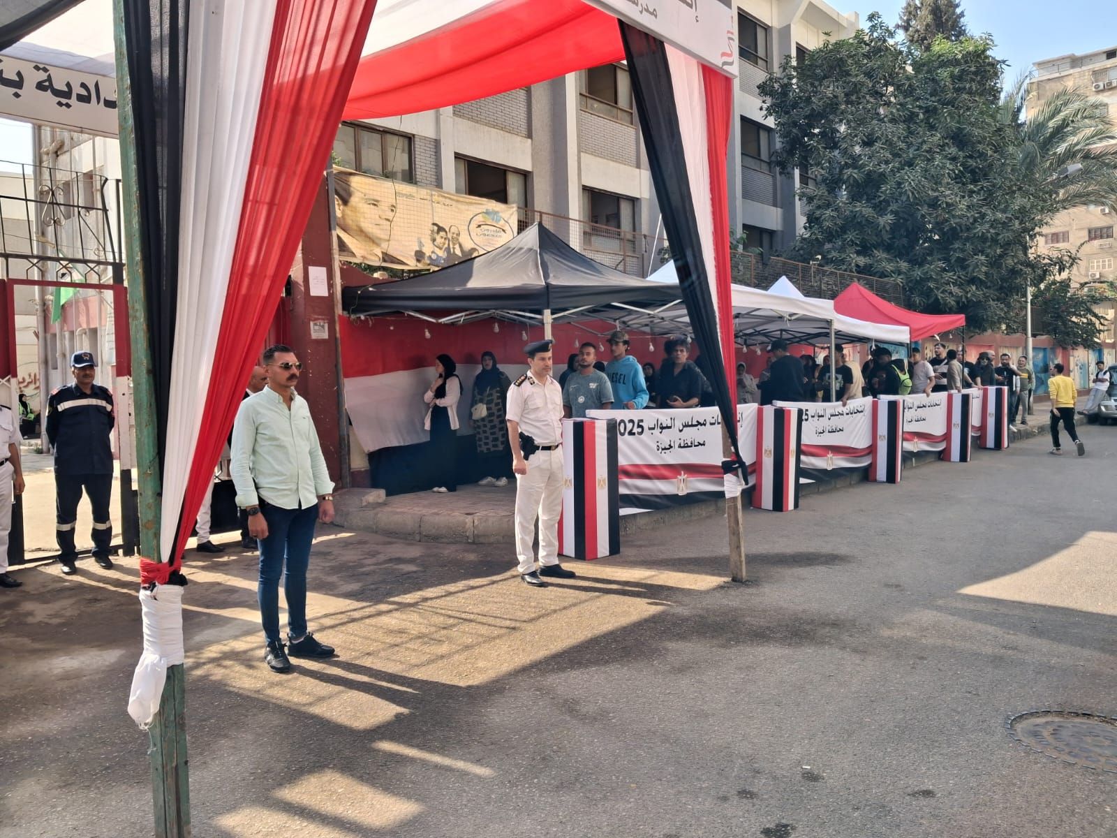 تواصل الإقبال على صناديق الاقتراع بانتخابات مجلس النواب في مدرسة بدر بالدقى