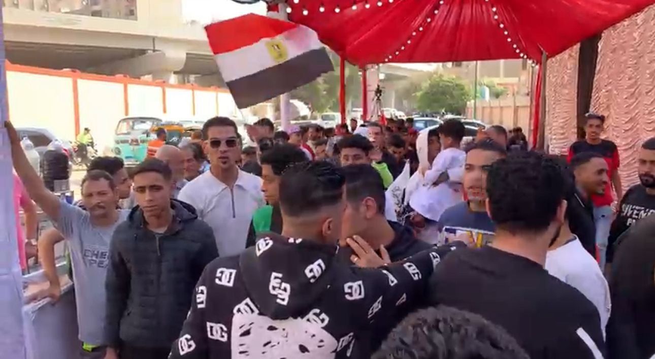 الناخبين أمام اللجنة للإدلاء بأصواتهم في انتخابات مجلس النواب (1)