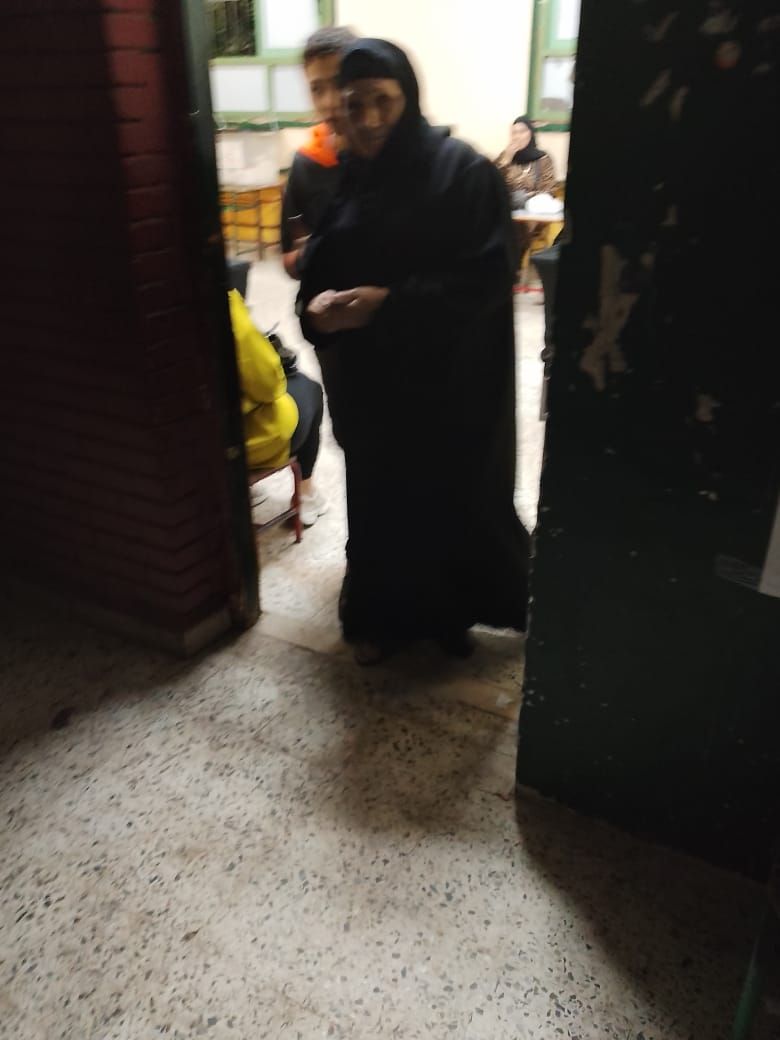 مسنة تدلى بصوتها فى أحد اللجان الانتخابية