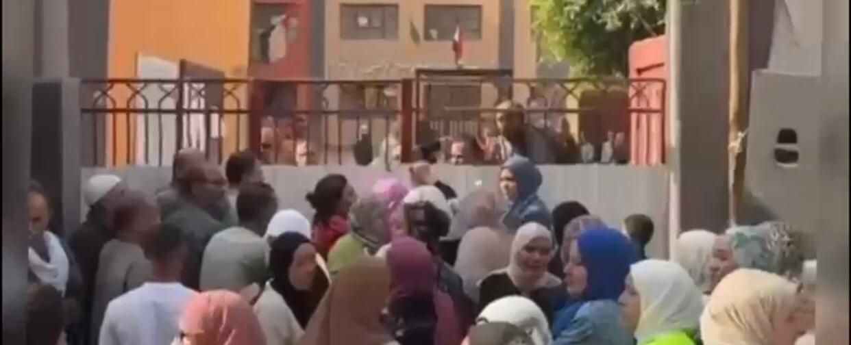 الطبل والمزمار يزينان مشهد التصويت في منشأة القناطر (1)