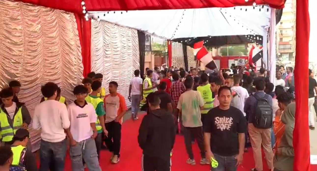 الناخبين أمام اللجنة للإدلاء بأصواتهم في انتخابات مجلس النواب (4)