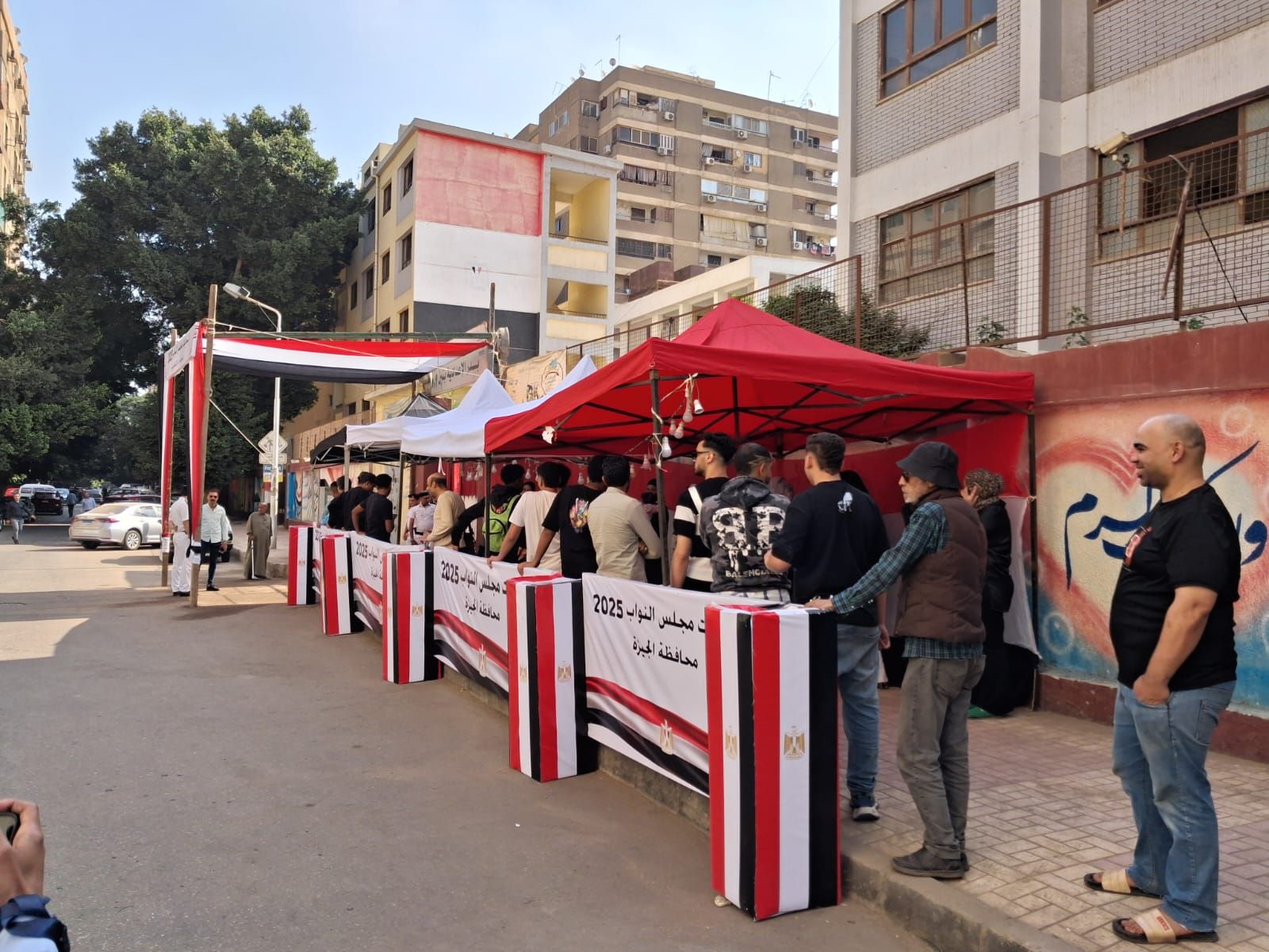 طوابير شباب وسيدات لليوم الثانى