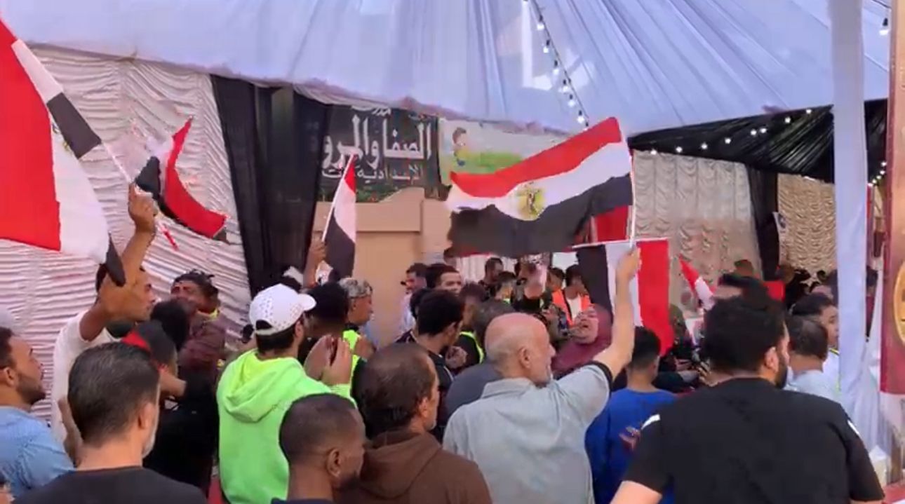 الناخبين أمام اللجنة للإدلاء بأصواتهم في انتخابات مجلس النواب (3)