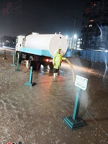 فرق-الطوارئ-تحاول-شفط-المياه-(1) فرق-الطوارئ-تحاول-شفط-المياه-(1)