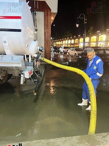 فرق-الطوارئ-تحاول-شفط-المياه-(2) فرق-الطوارئ-تحاول-شفط-المياه-(2)