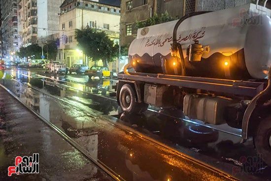 الأجهزة-التنفيذية-بالإسكندرية-تعمل-على-شفط-الأمطار-(1)