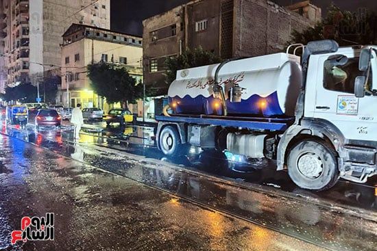 الأجهزة-التنفيذية-بالإسكندرية-تعمل-على-شفط-الأمطار-(5)