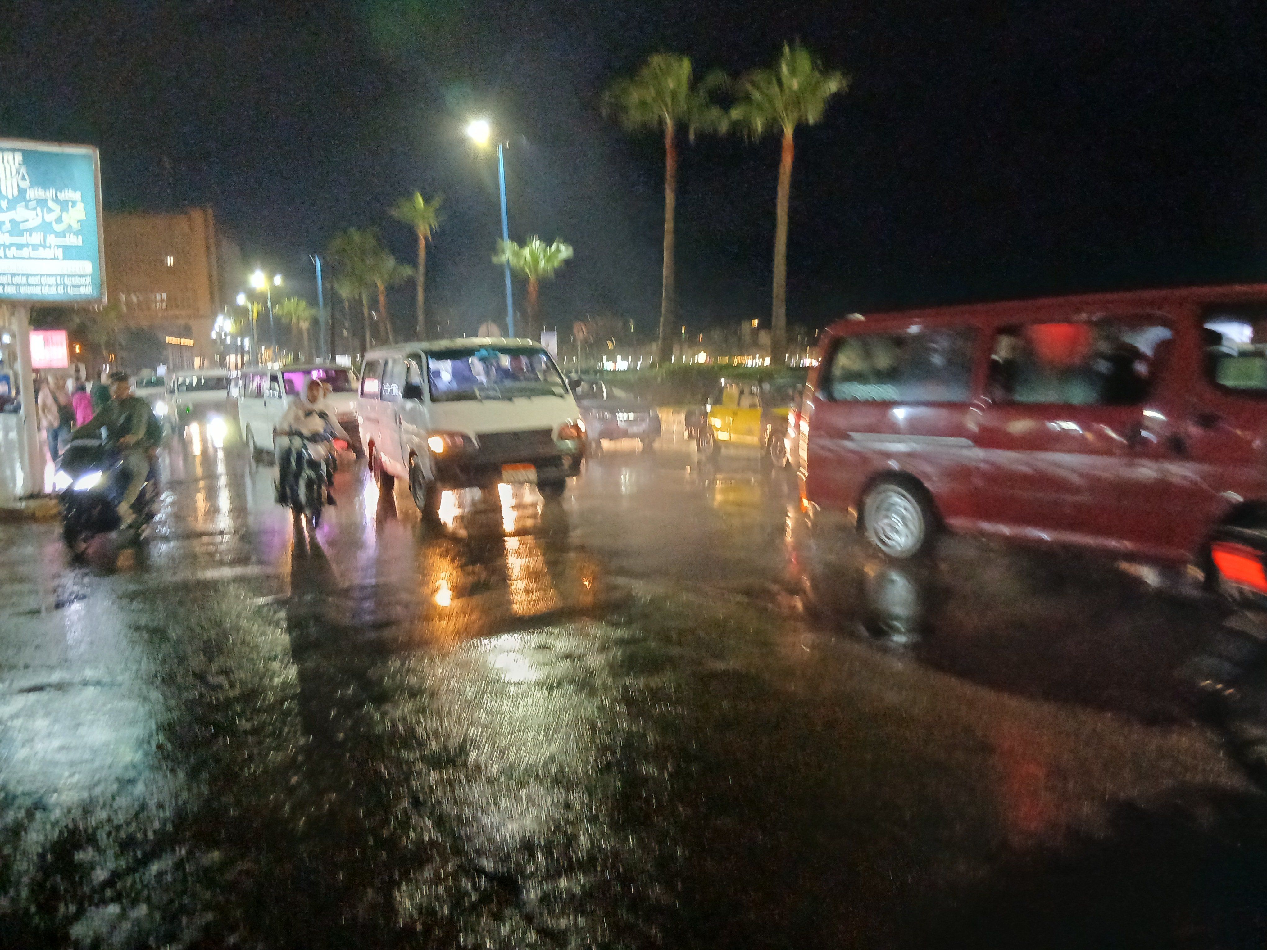 تمطار غزيرة وسط الإسكندرية تمطار غزيرة وسط الإسكندرية