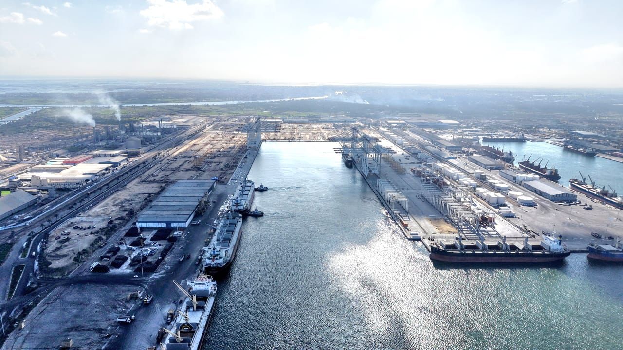 الحاويات فى محطة تحيا مصر الحاويات فى محطة تحيا مصر