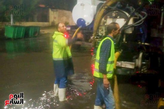 الأجهزة-التنفيذية-بالإسكندرية-تعمل-على-شفط-الأمطار-(4)