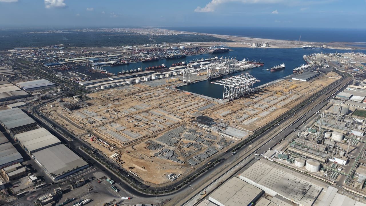 الحاويات بالمحطة الحاويات بالمحطة