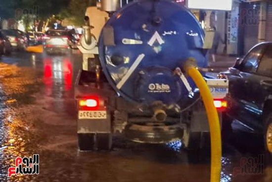 الأجهزة-التنفيذية-بالإسكندرية-تعمل-على-شفط-الأمطار-(2)