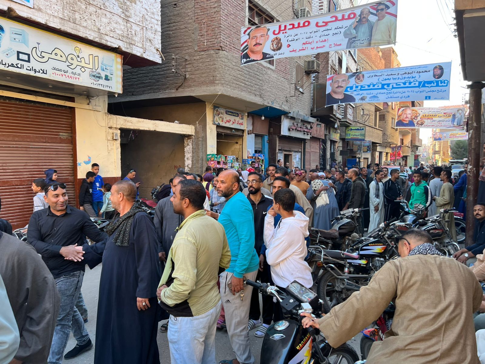 هتافات تأييد لتوجيهات الرئيس السيسي بعد إلغاء الانتخابات بقنا (2) هتافات تأييد لتوجيهات الرئيس السيسي بعد إلغاء الانتخابات بقنا (2)