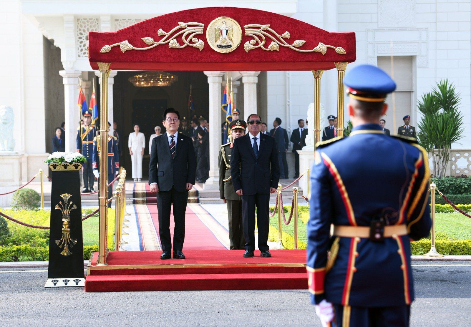 الرئيس السيسي يستقبل الوفد الكورى (1) الرئيس السيسي يستقبل الوفد الكورى (1)