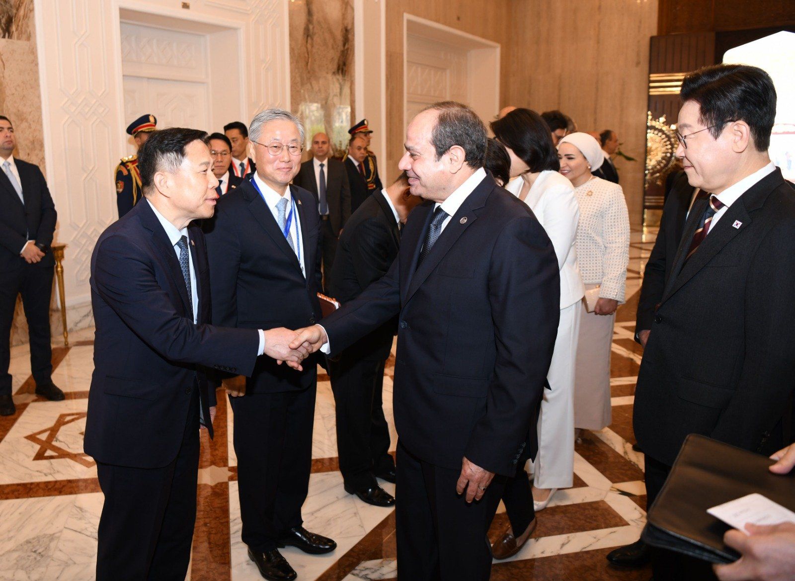 الرئيس السيسي يستقبل الوفد الكورى (8) الرئيس السيسي يستقبل الوفد الكورى (8)