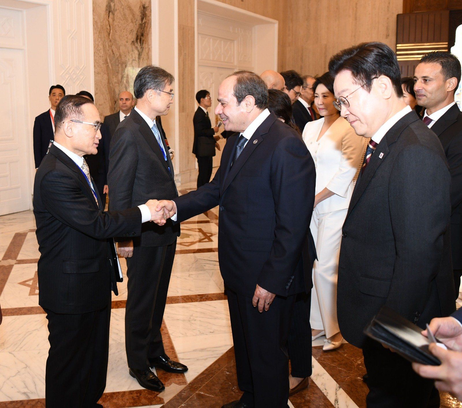 الرئيس السيسي يستقبل الوفد الكورى (11) الرئيس السيسي يستقبل الوفد الكورى (11)