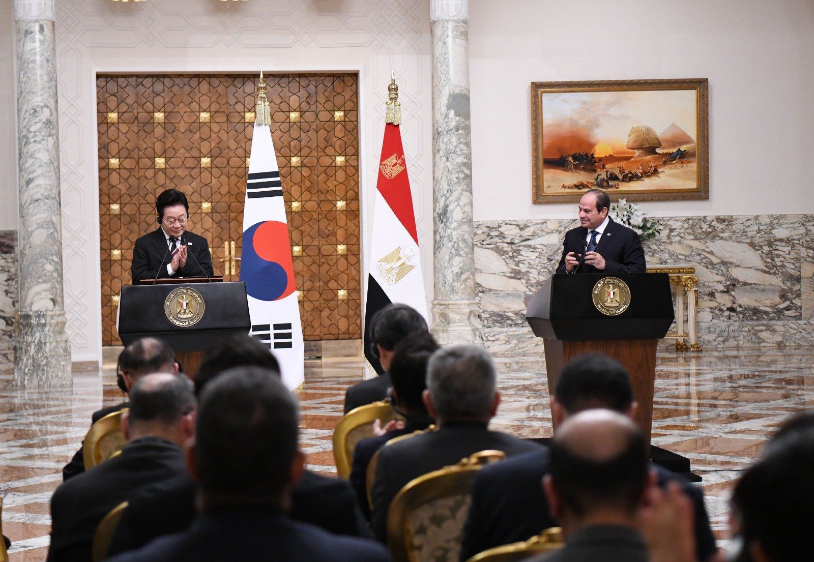 الرئيس السيسي يستقبل الوفد الكورى (12) الرئيس السيسي يستقبل الوفد الكورى (12)