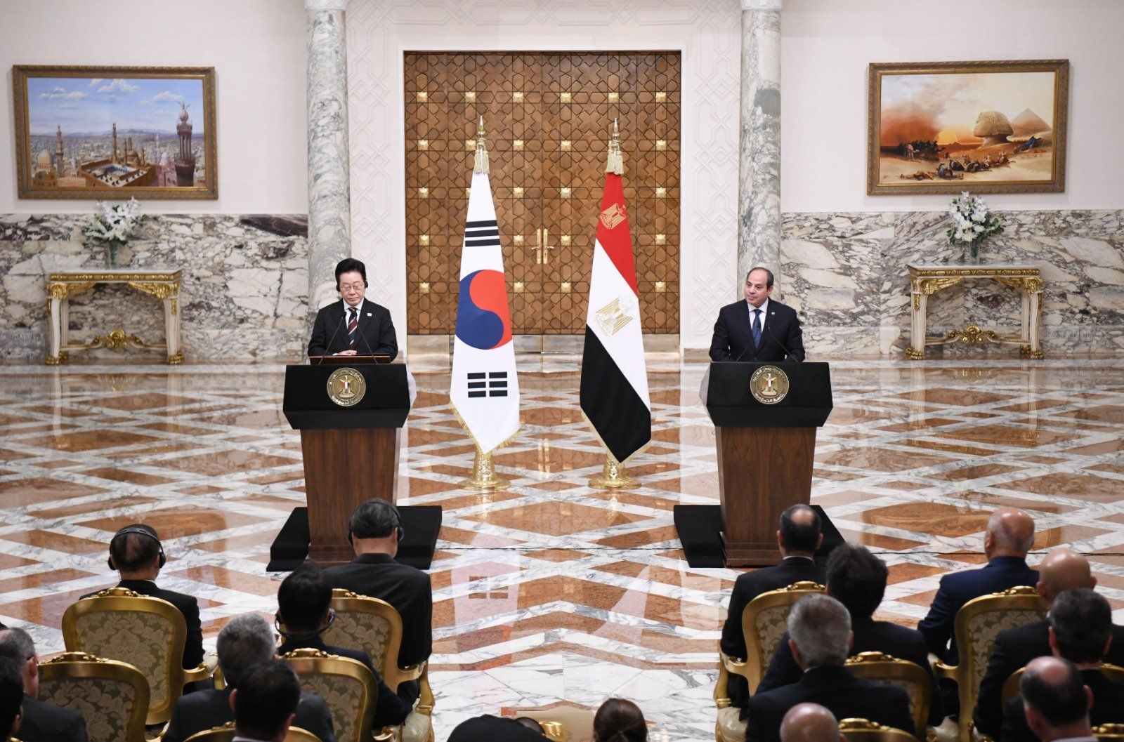 الرئيس السيسي يستقبل الوفد الكورى (13) الرئيس السيسي يستقبل الوفد الكورى (13)