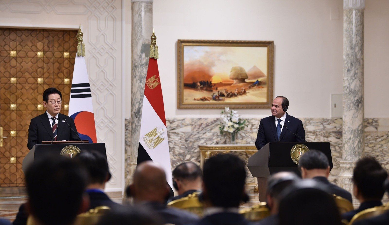 الرئيس السيسي يستقبل الوفد الكورى (15) الرئيس السيسي يستقبل الوفد الكورى (15)