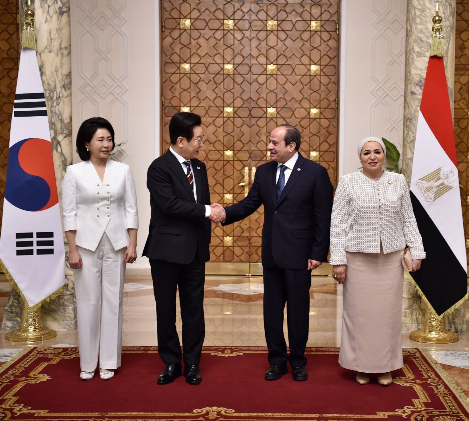 الرئيس السيسي يستقبل الوفد الكورى (7) الرئيس السيسي يستقبل الوفد الكورى (7)