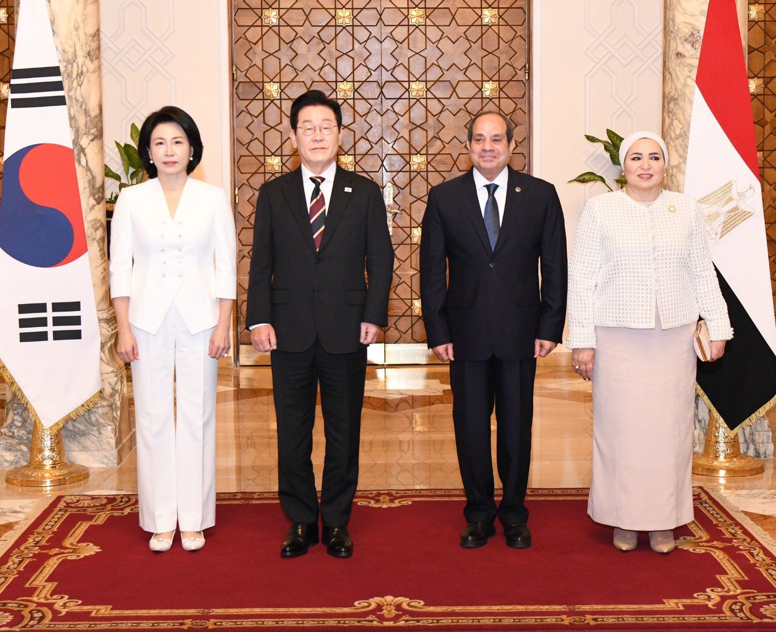 الرئيس السيسي يستقبل الوفد الكورى (5) الرئيس السيسي يستقبل الوفد الكورى (5)