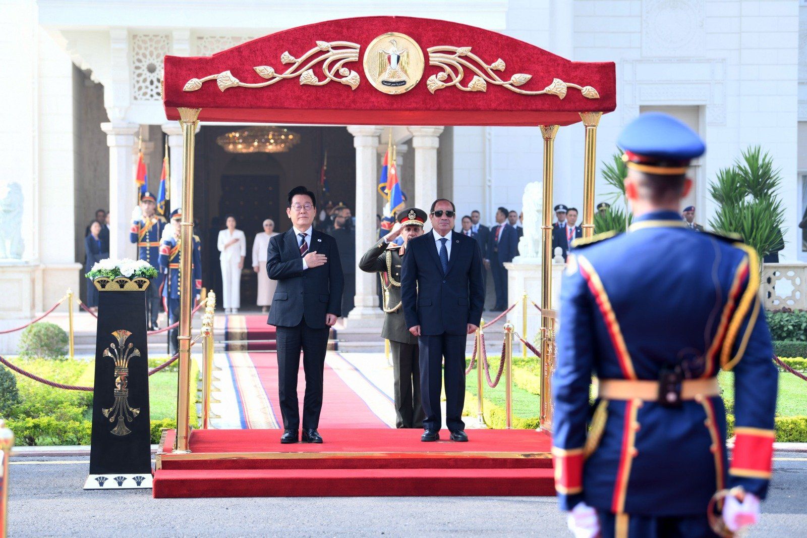 الرئيس السيسي يستقبل الوفد الكورى (4) الرئيس السيسي يستقبل الوفد الكورى (4)