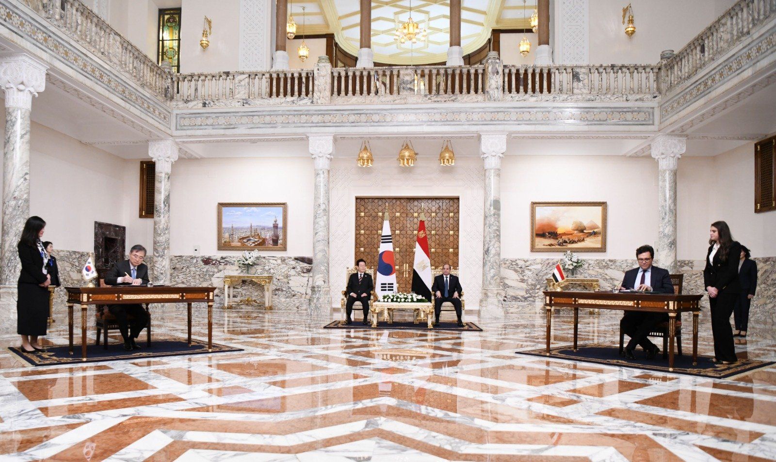 الرئيس السيسي يستقبل الوفد الكورى (9) الرئيس السيسي يستقبل الوفد الكورى (9)