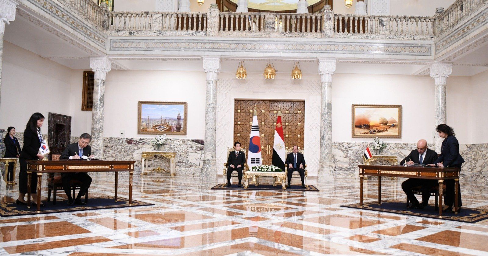 الرئيس السيسي يستقبل الوفد الكورى (10) الرئيس السيسي يستقبل الوفد الكورى (10)