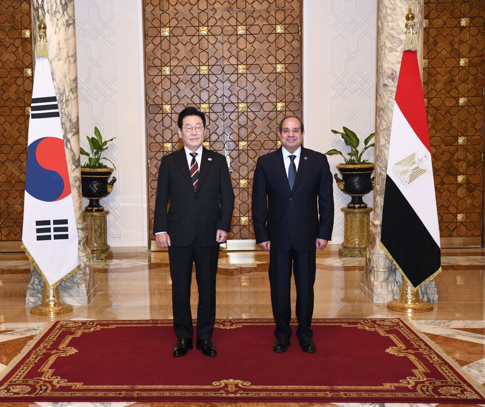 الرئيس السيسي يستقبل الوفد الكورى (3) الرئيس السيسي يستقبل الوفد الكورى (3)