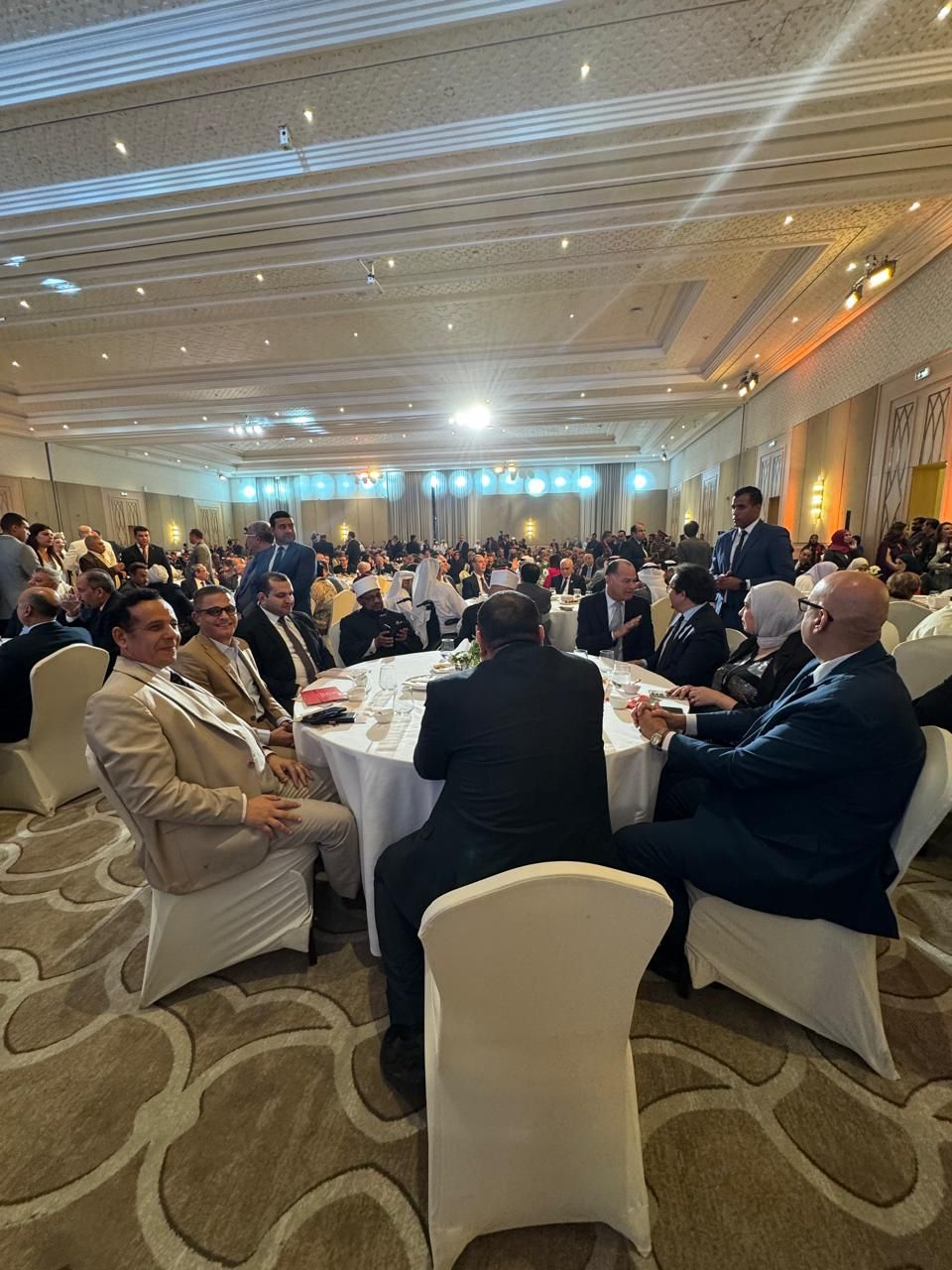 الأستاذ عبد الفتاح عبد المنعم والزميل محمد ثروت وجانب من الحضور