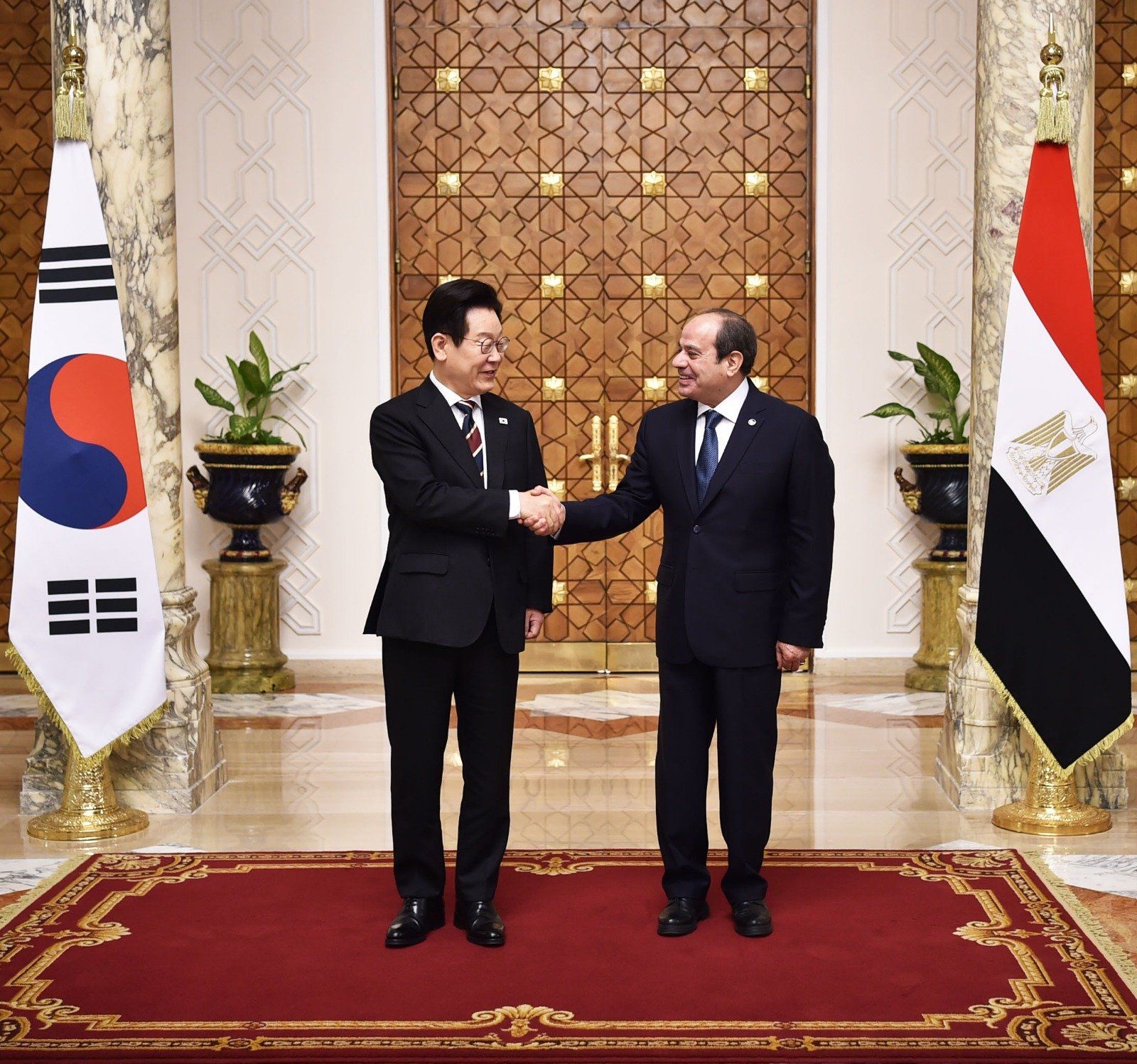 الرئيس السيسي يستقبل الوفد الكورى (2) الرئيس السيسي يستقبل الوفد الكورى (2)