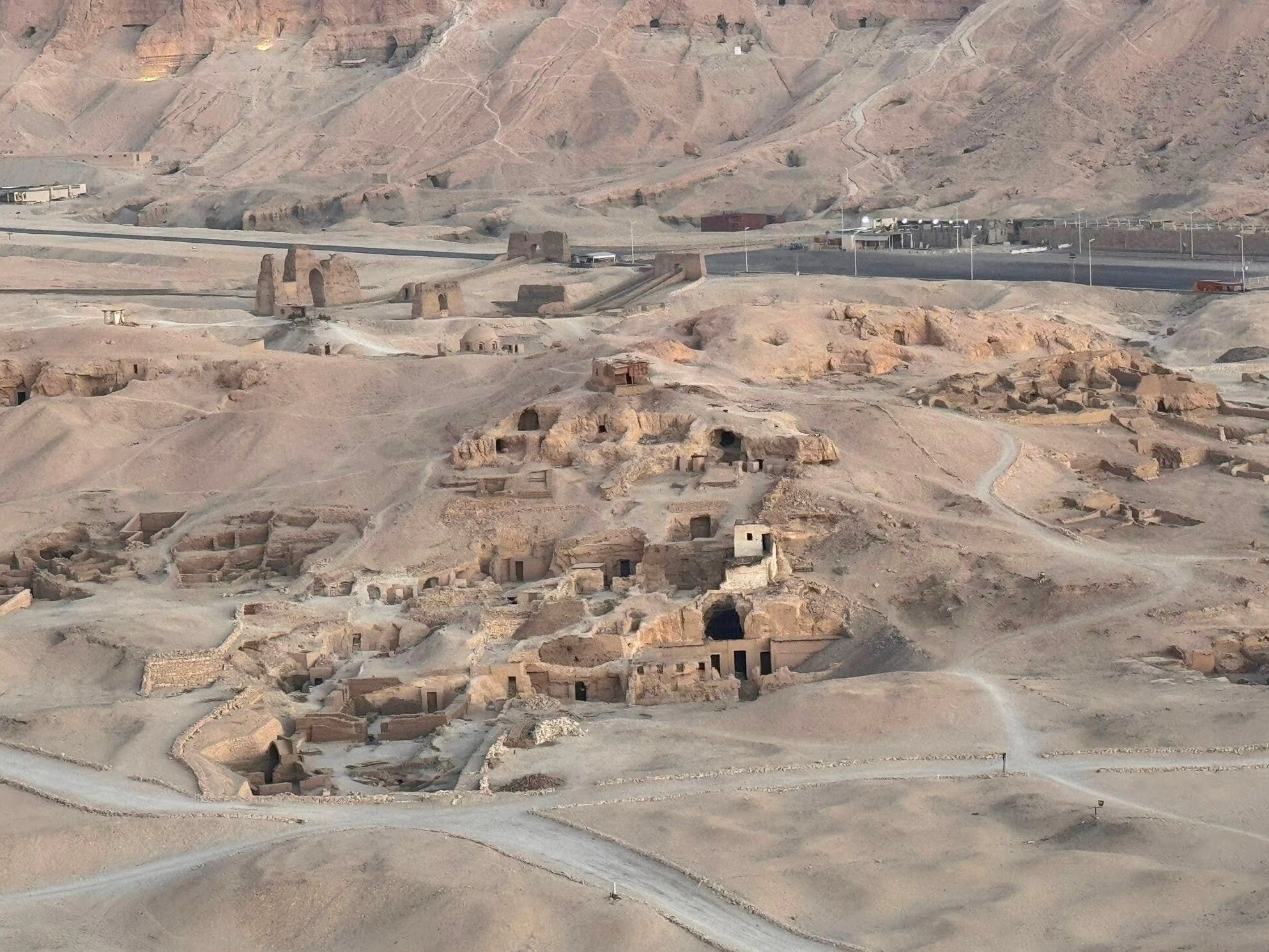 سحر مقابر الملوك والملكات بجل القرنة من الأعلى