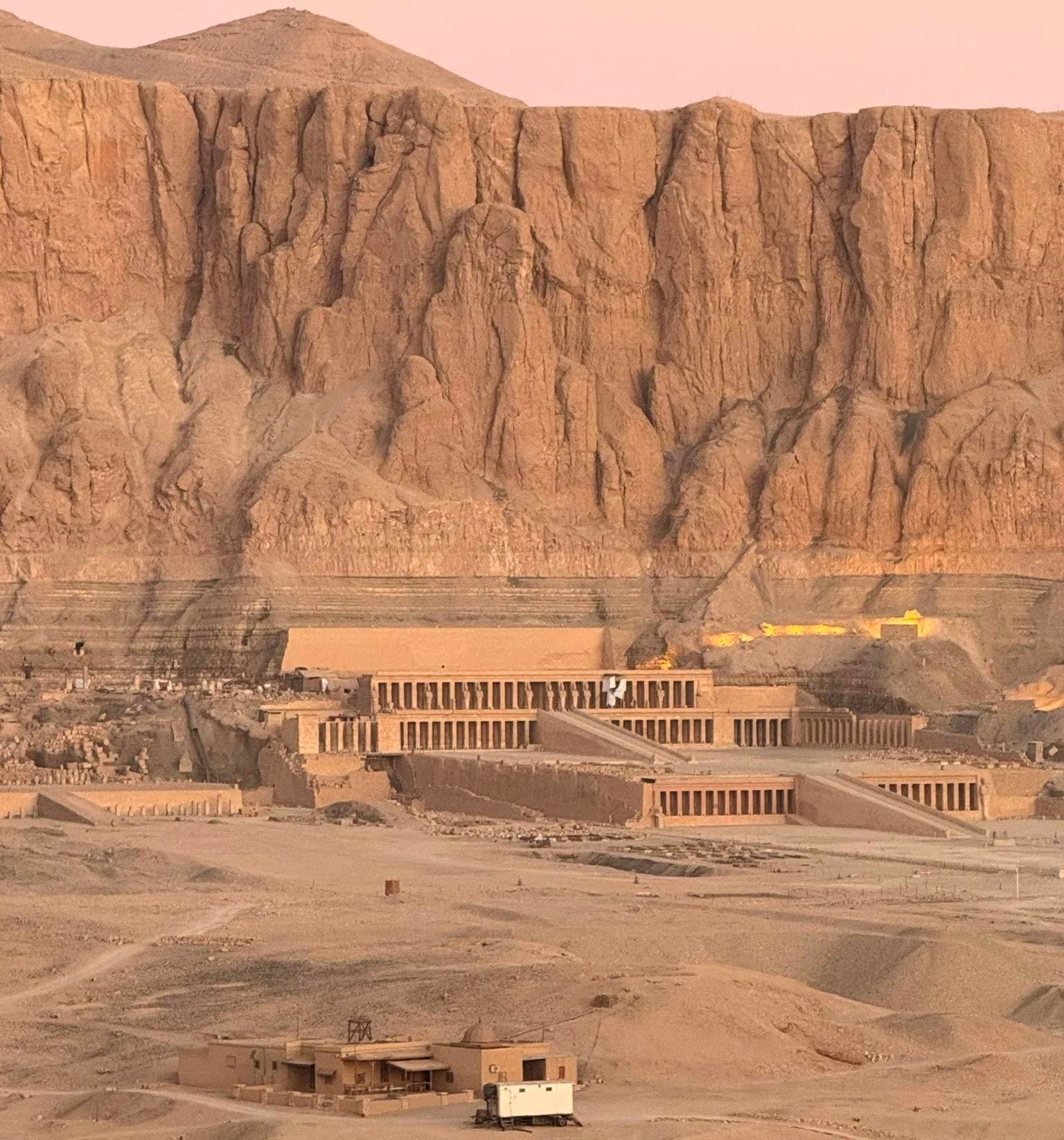 معبد الملك حتشبسوت من الأعلى