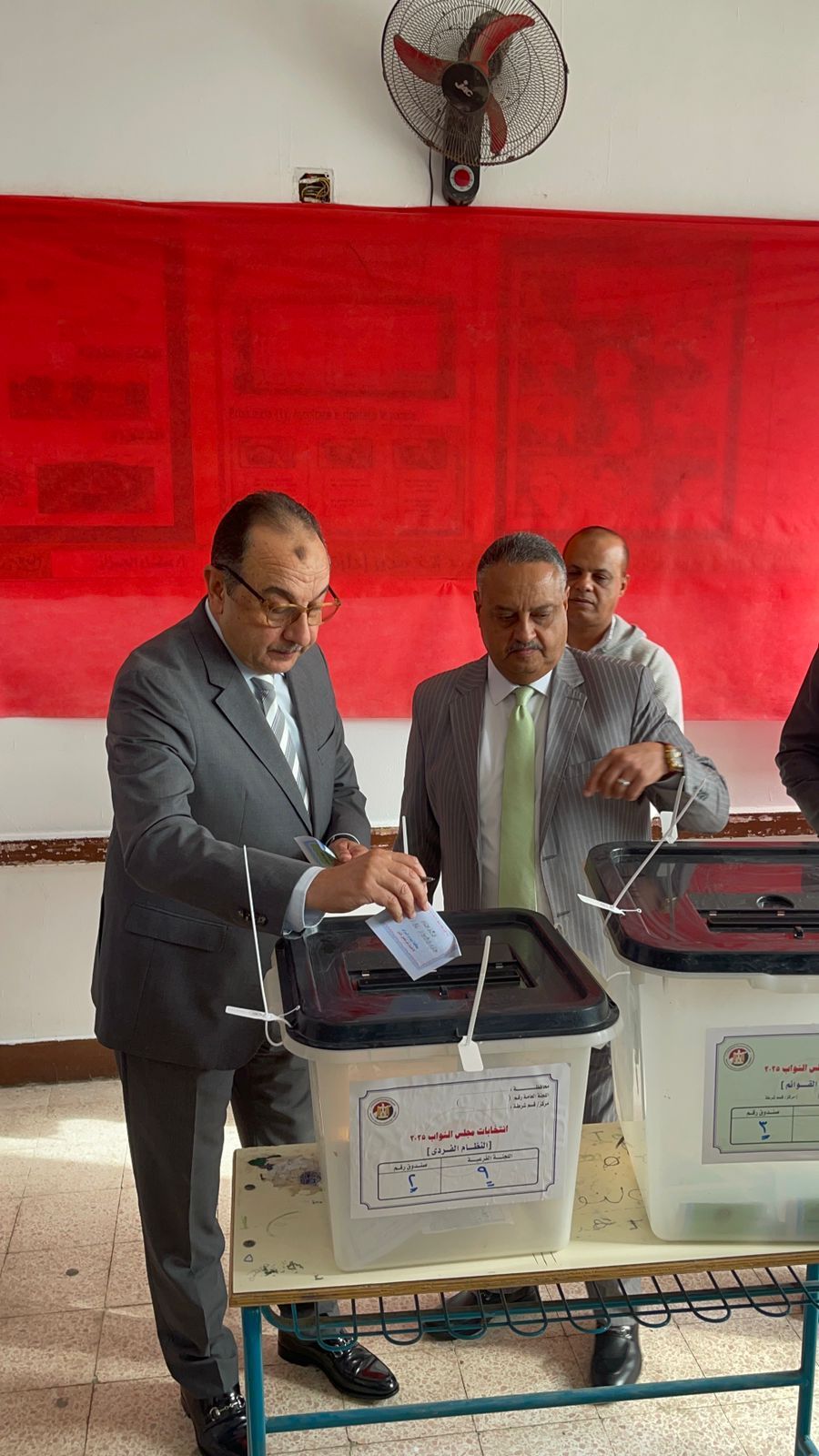 وزير قطاع الأعمال العام يدلى بصوته