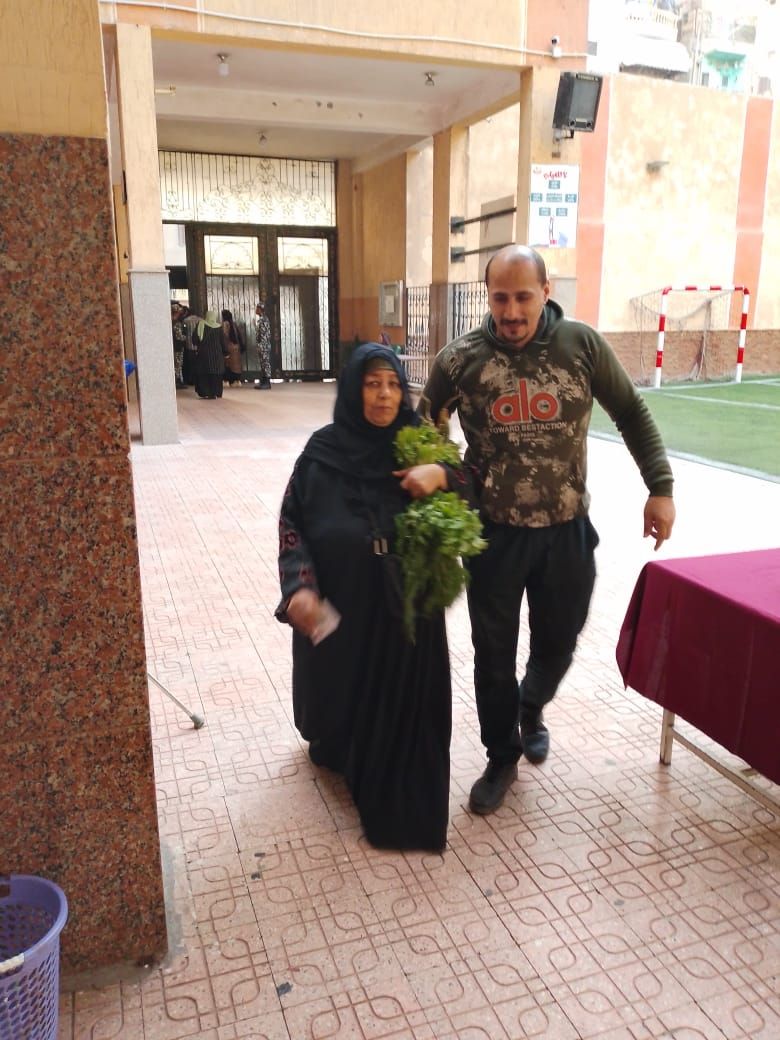 لجنة تدلي بصوتها في الانتخابات بعد التسوق