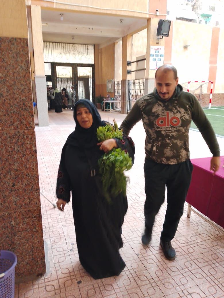 ناخبة تحمل الفجل داخل اللجنة الفرعية بالمطرية