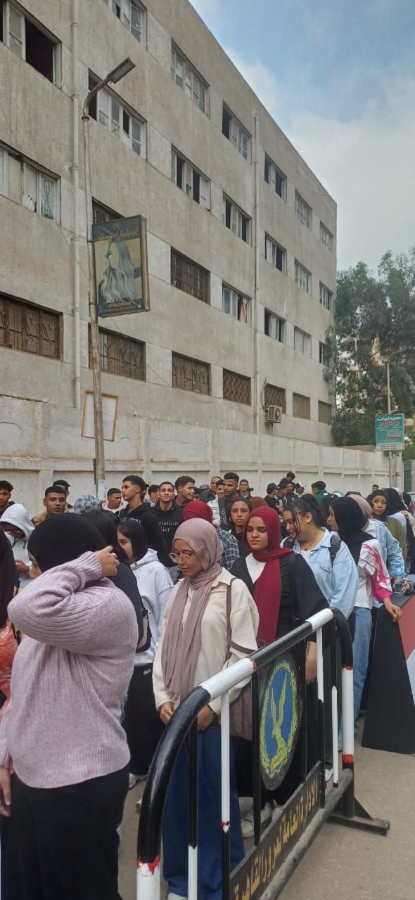 طابور من الشباب والفتيات فى لجنة مدرسة عباس العقاد (7)