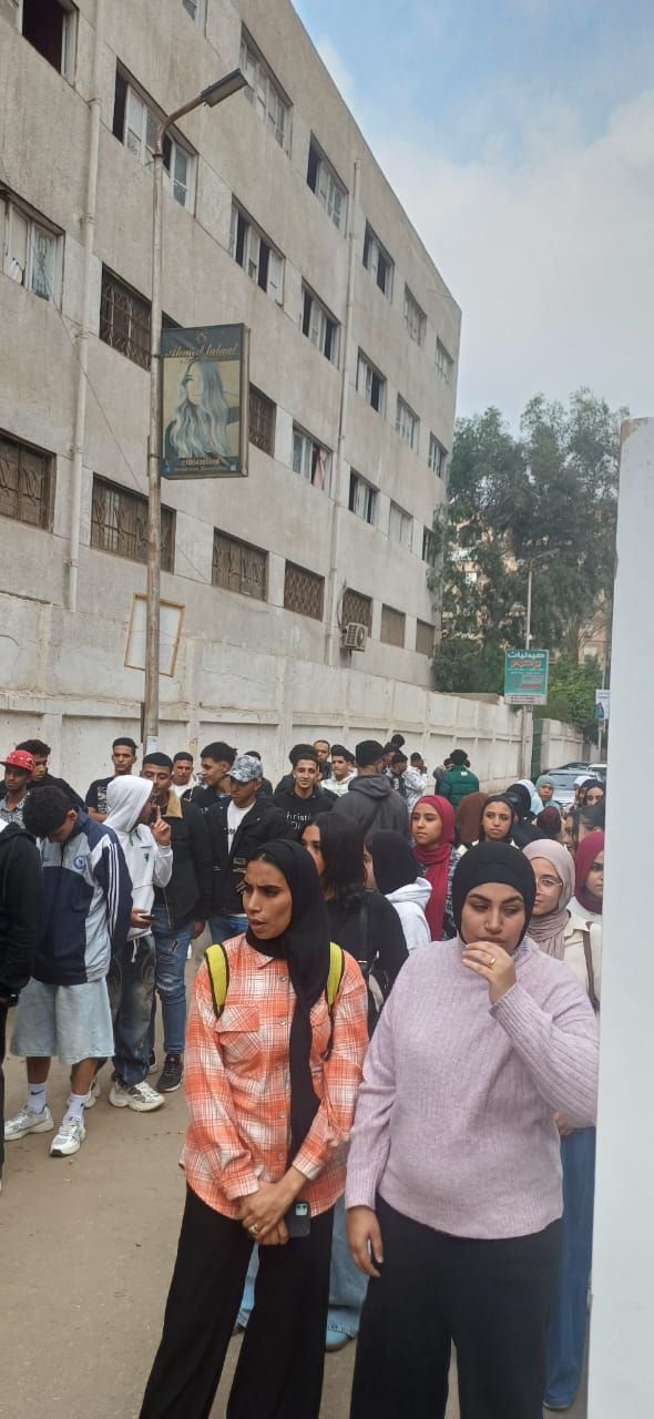 طابور من الشباب والفتيات فى لجنة مدرسة عباس العقاد (5)