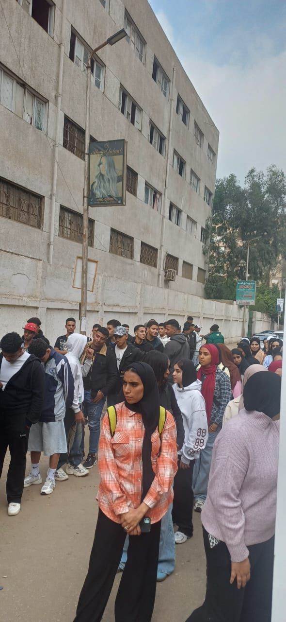 طابور من الشباب والفتيات فى لجنة مدرسة عباس العقاد (6)