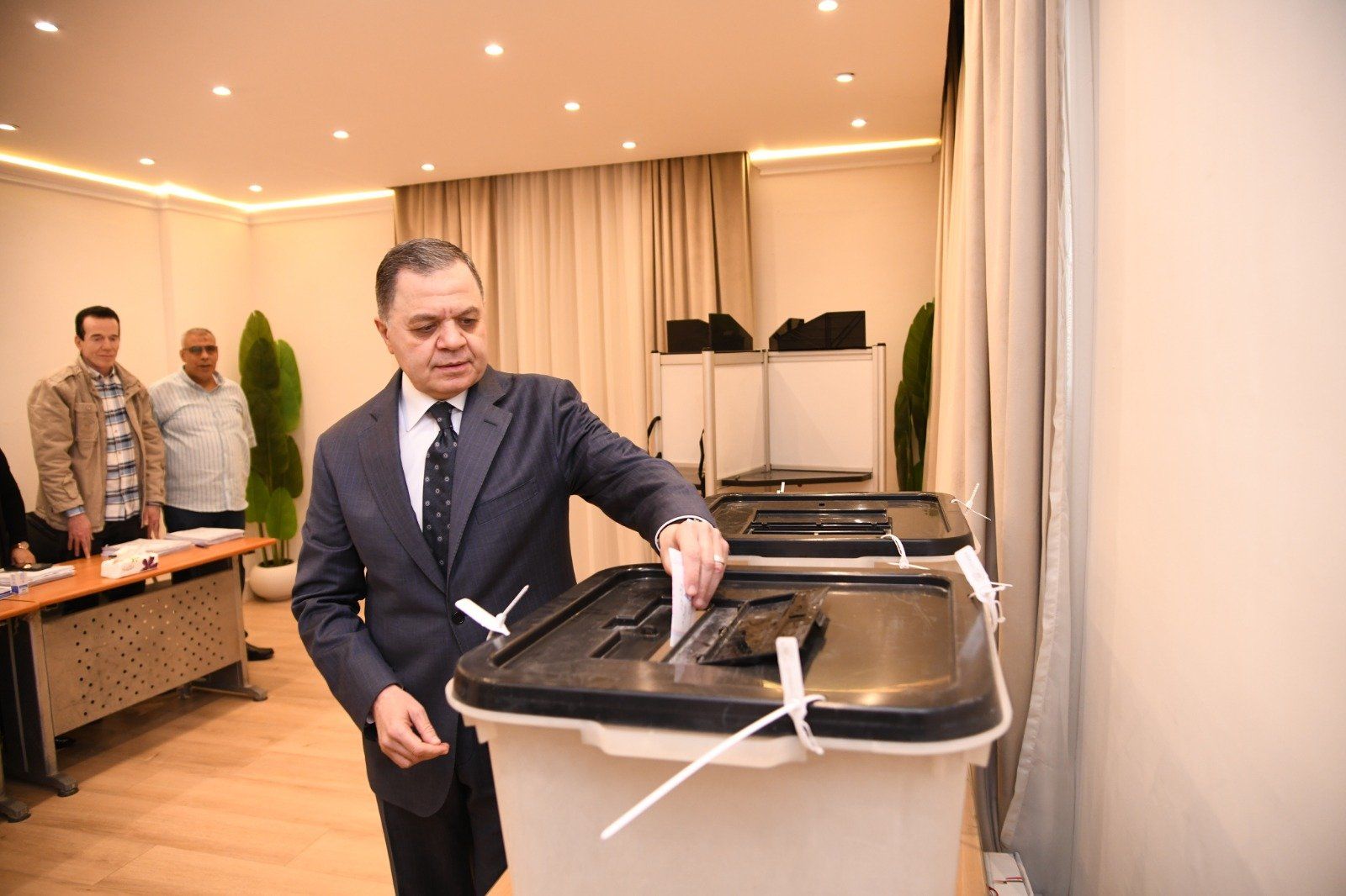 وزير الداخلية يدلي بصوته في انتخابات مجلس النواب (4)