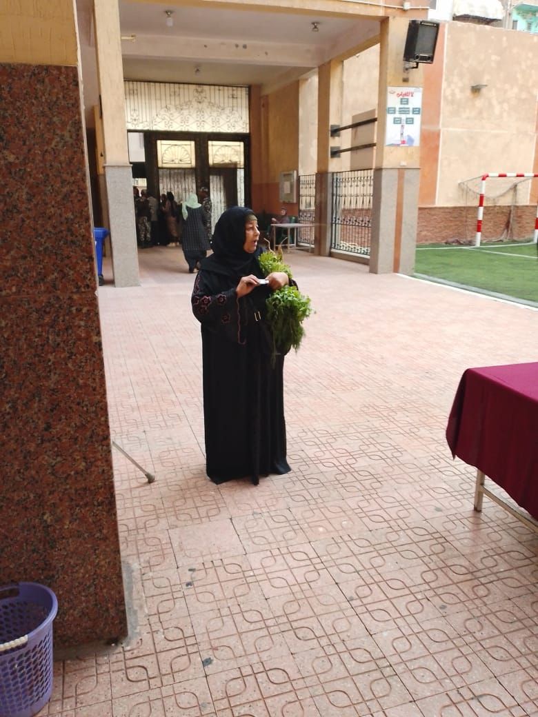 ناخبة تدلي بصوتها بعد الاستعلام عن لجنتها في المطرية