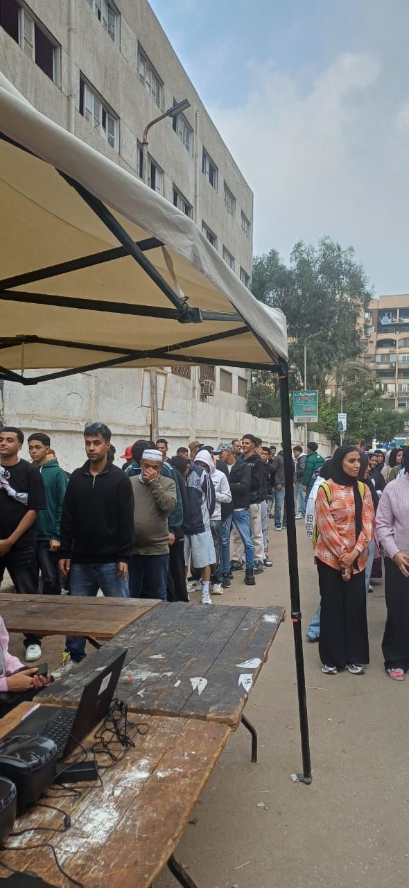 طابور من الشباب والفتيات فى لجنة مدرسة عباس العقاد (9)