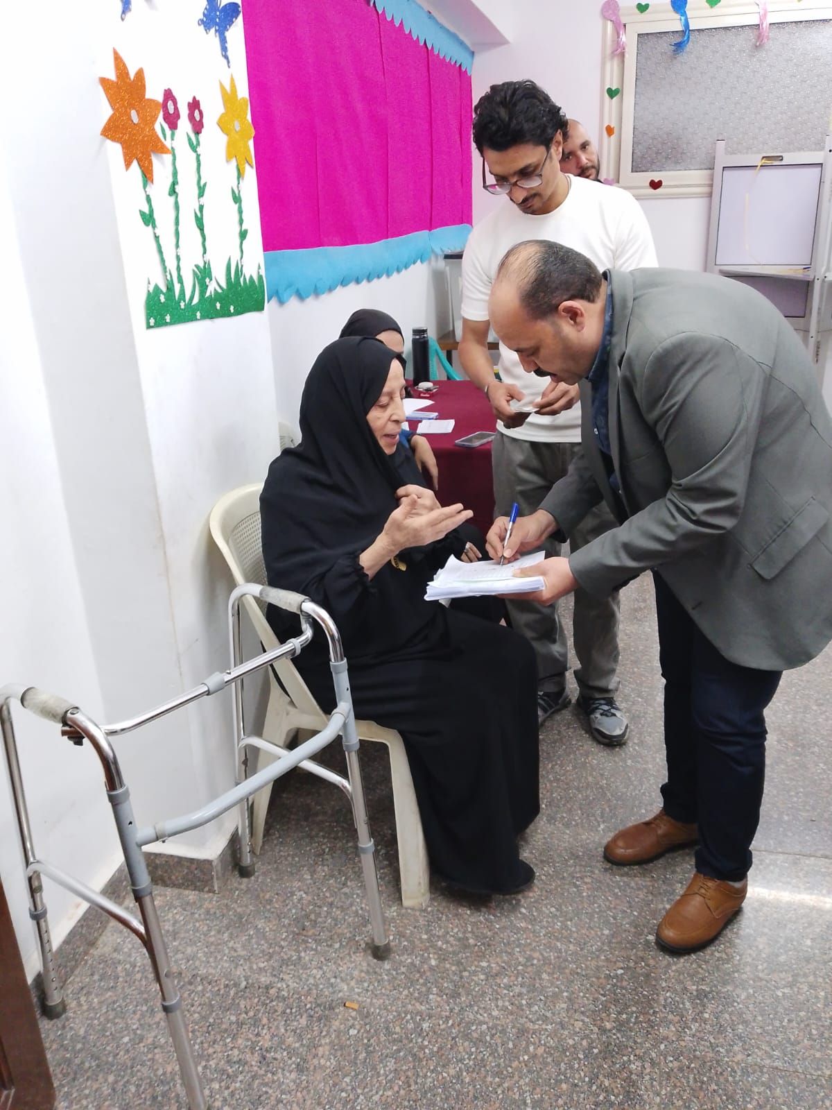 سيدة بالعكاز تشارك فى الانتخابات سيدة بالعكاز تشارك فى الانتخابات