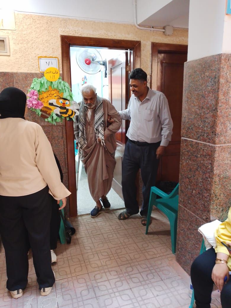 تذليل العقبات أمام مسن في المطرية للإدلاء بصوته