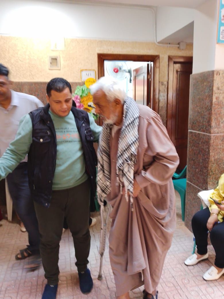 مسن يتحدي عجزه ويتوجه للجنة الانتخابات بالمطرية