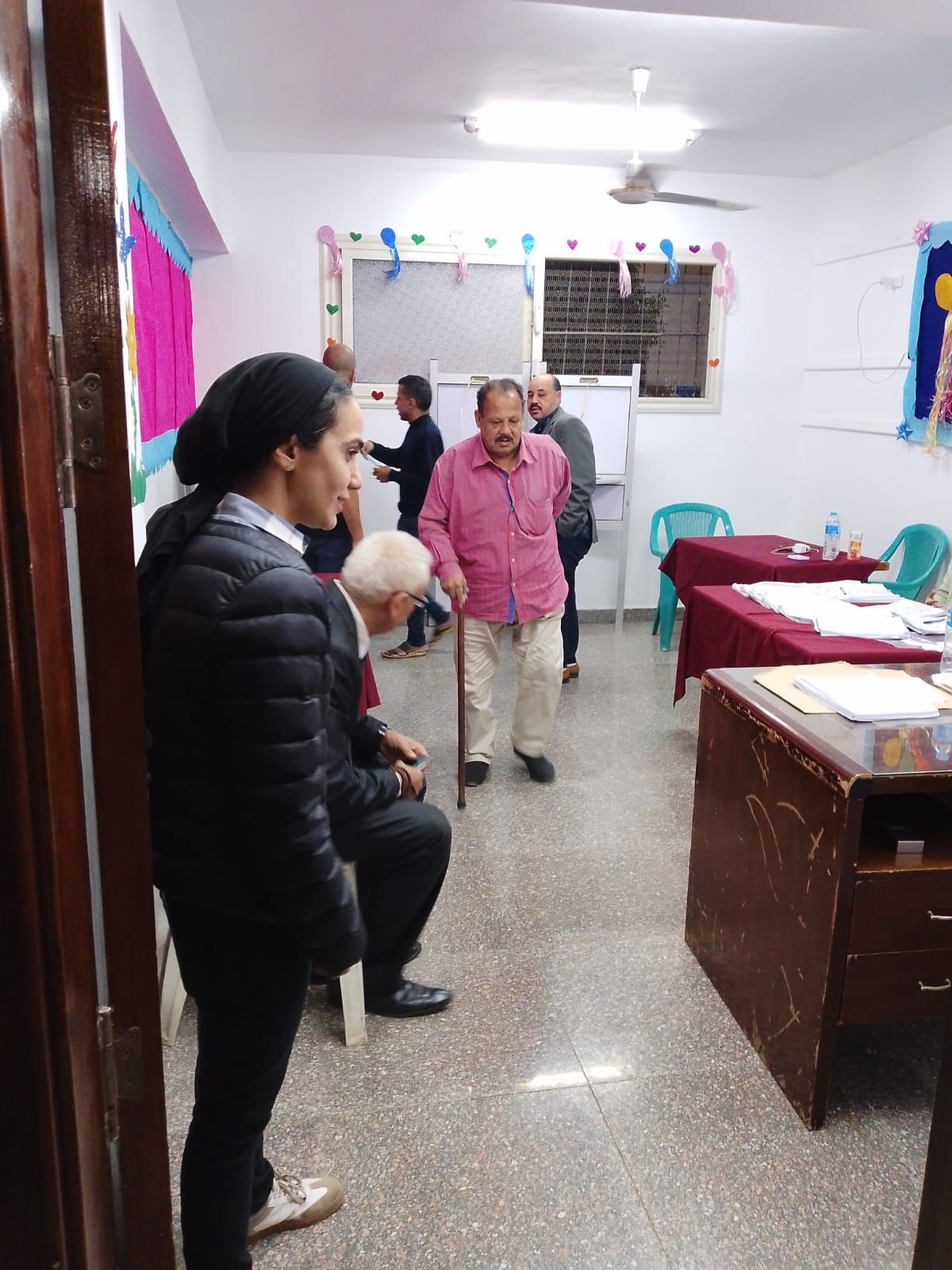 أحد كبار السن يحرص على المشاركة أحد كبار السن يحرص على المشاركة